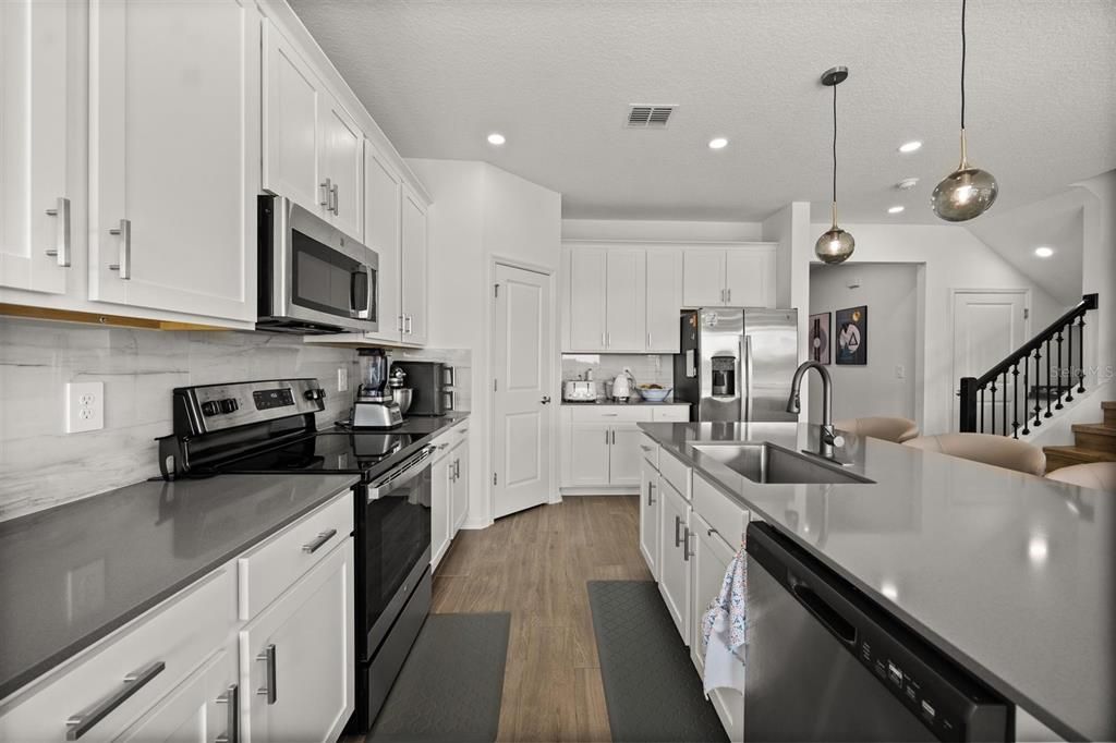 出租: $5,350 (5 贝兹, 3 浴室, 3393 平方英尺)