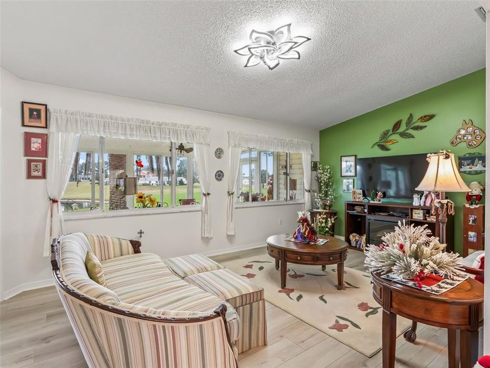 待售: $400,000 (3 贝兹, 2 浴室, 2349 平方英尺)