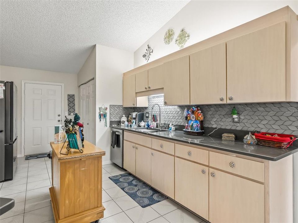 待售: $400,000 (3 贝兹, 2 浴室, 2349 平方英尺)