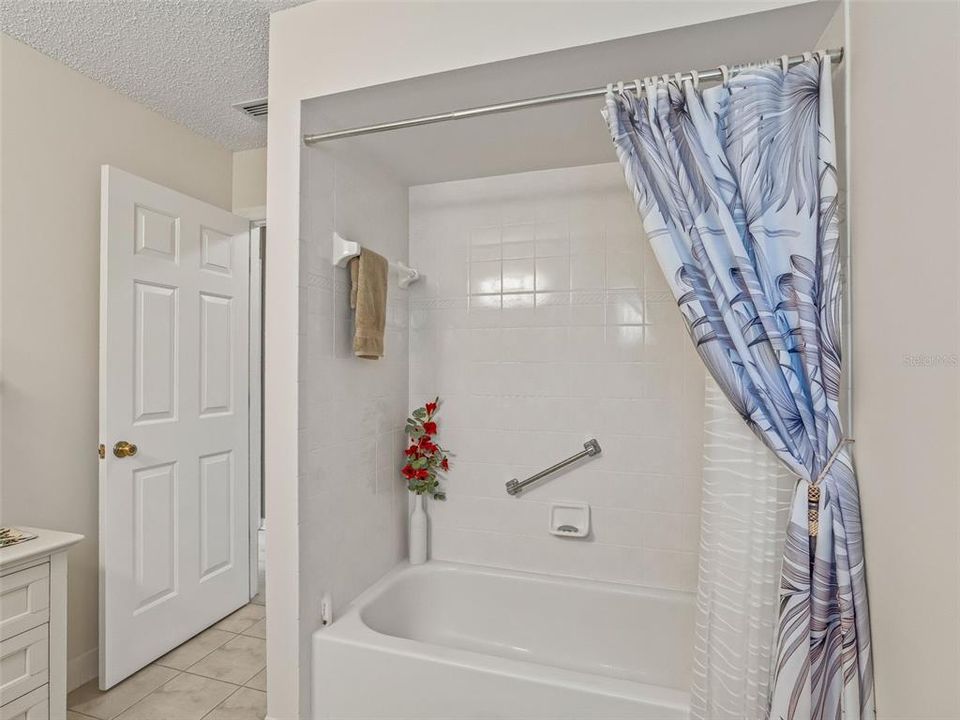 待售: $400,000 (3 贝兹, 2 浴室, 2349 平方英尺)