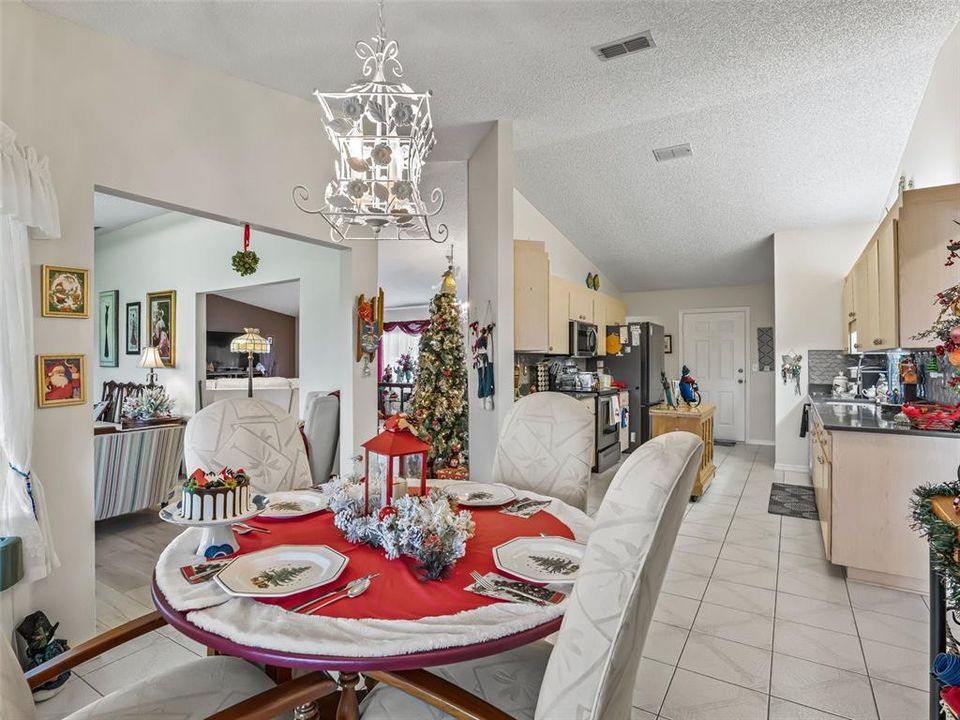 待售: $400,000 (3 贝兹, 2 浴室, 2349 平方英尺)