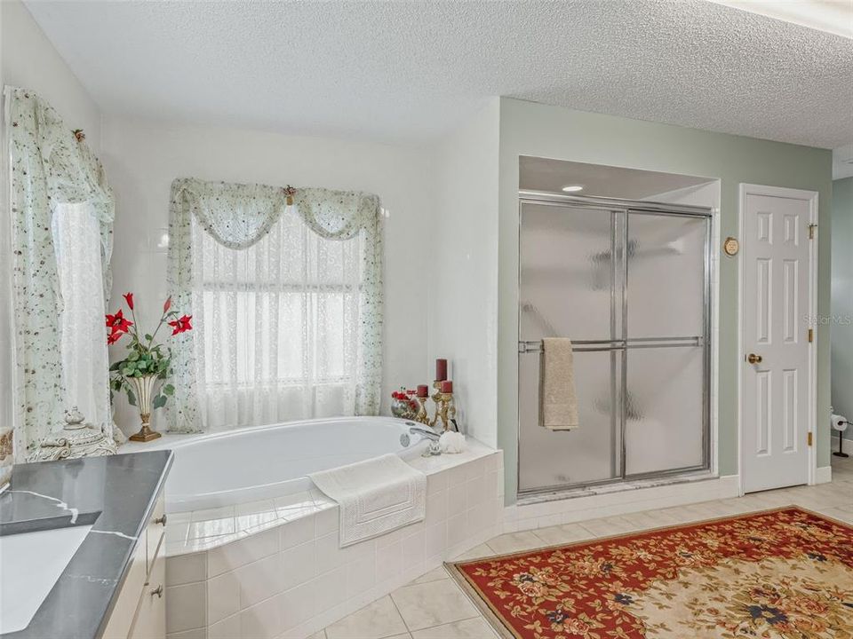 待售: $400,000 (3 贝兹, 2 浴室, 2349 平方英尺)