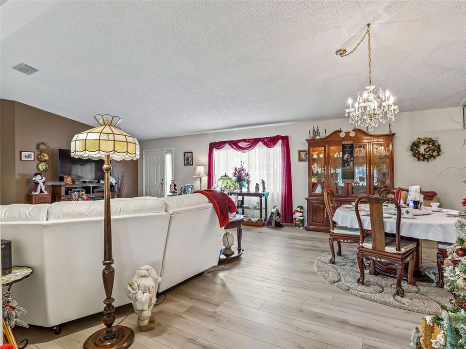 待售: $400,000 (3 贝兹, 2 浴室, 2349 平方英尺)