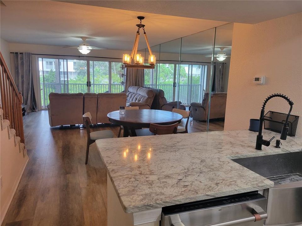 出租: $3,600 (3 贝兹, 4 浴室, 2174 平方英尺)