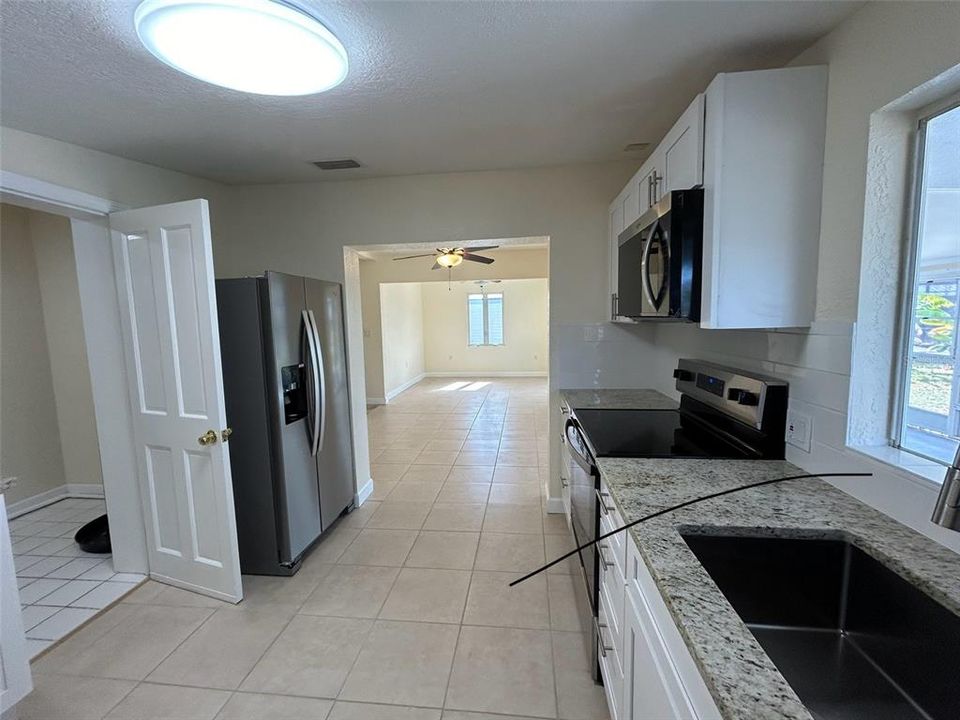 For Sale: $379,900 (3 beds, 2 baths, 1048 Square Feet)