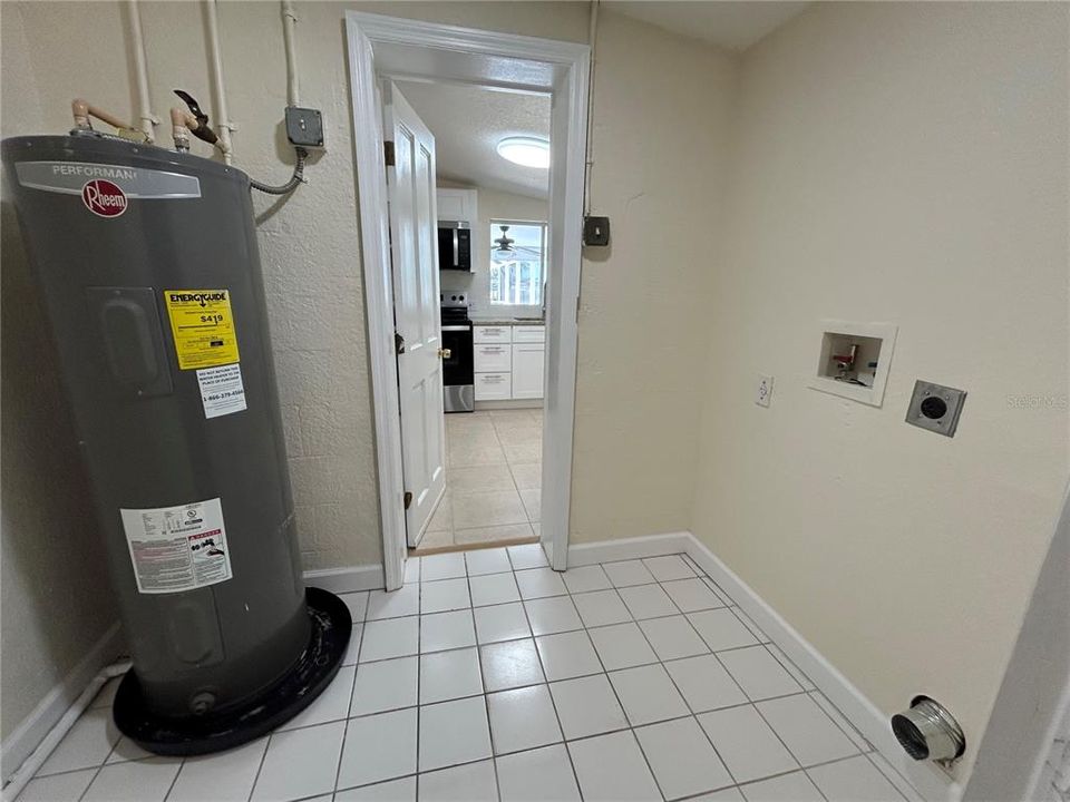 For Sale: $379,900 (3 beds, 2 baths, 1048 Square Feet)