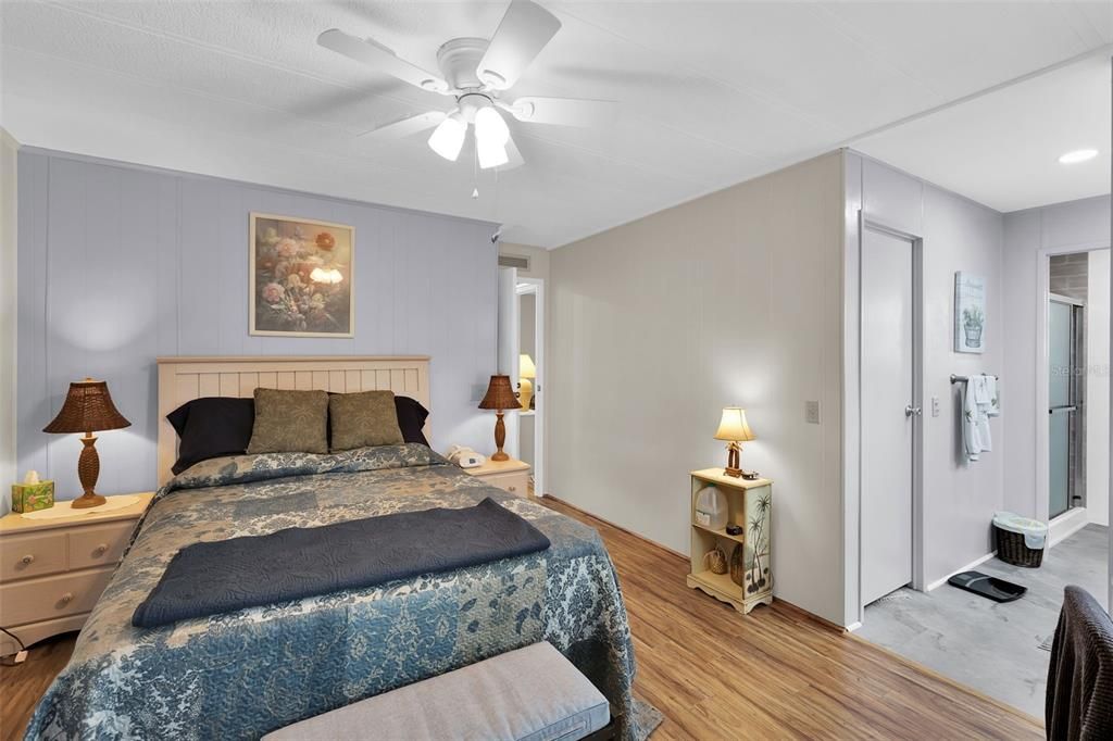 На продажу: $129,000 (2 спален, 2 ванн, 1100 Квадратных фут)