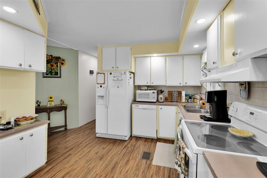 На продажу: $129,000 (2 спален, 2 ванн, 1100 Квадратных фут)