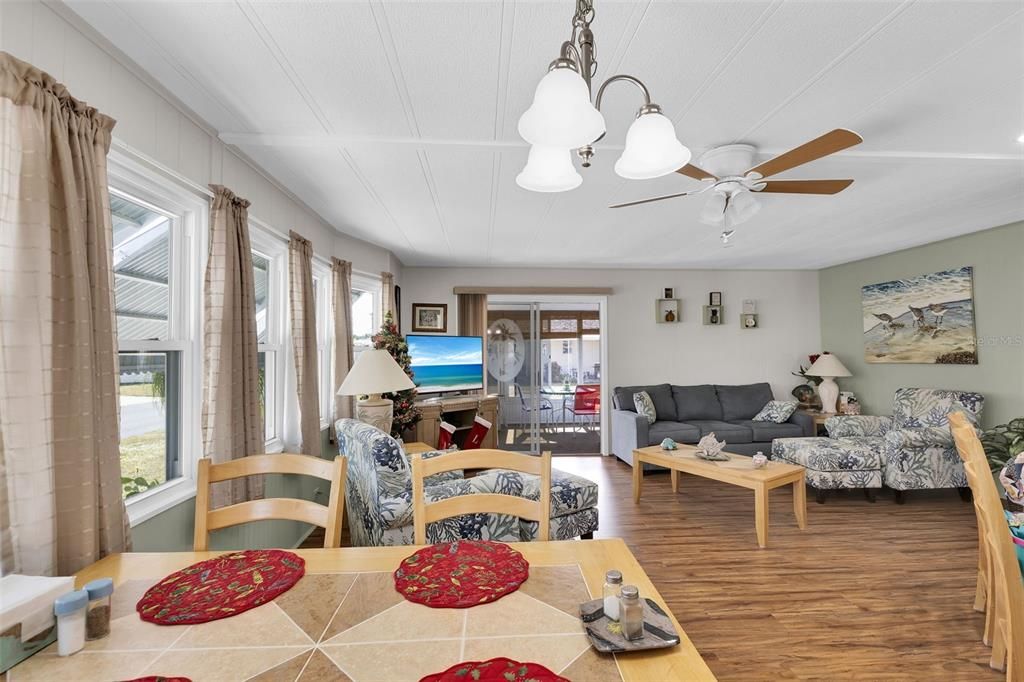 На продажу: $129,000 (2 спален, 2 ванн, 1100 Квадратных фут)