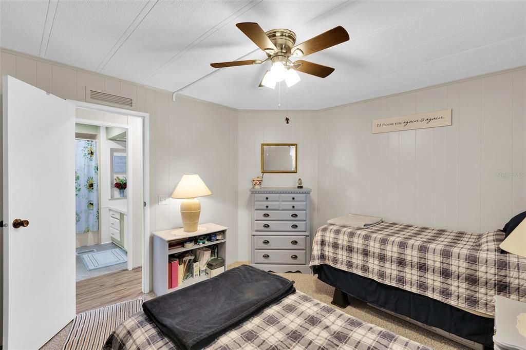 На продажу: $129,000 (2 спален, 2 ванн, 1100 Квадратных фут)