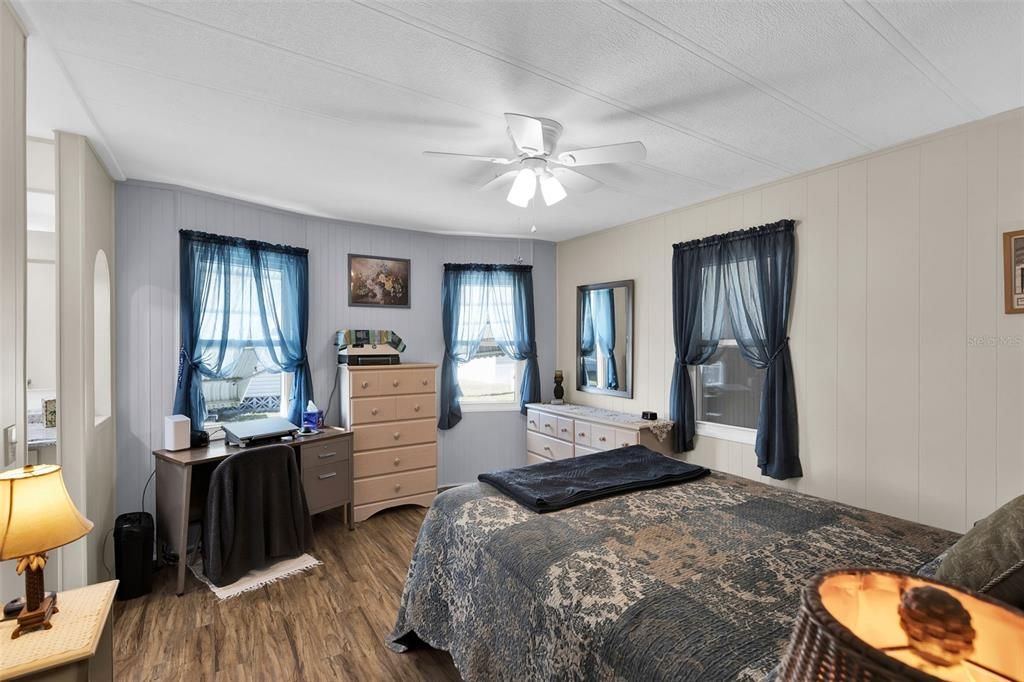 На продажу: $129,000 (2 спален, 2 ванн, 1100 Квадратных фут)