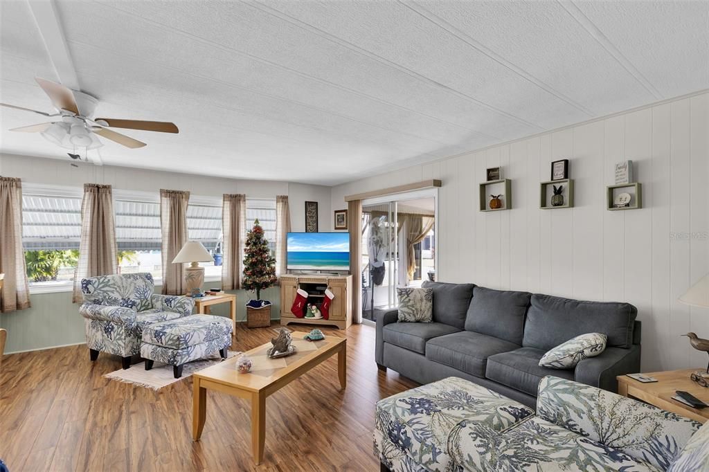 На продажу: $129,000 (2 спален, 2 ванн, 1100 Квадратных фут)