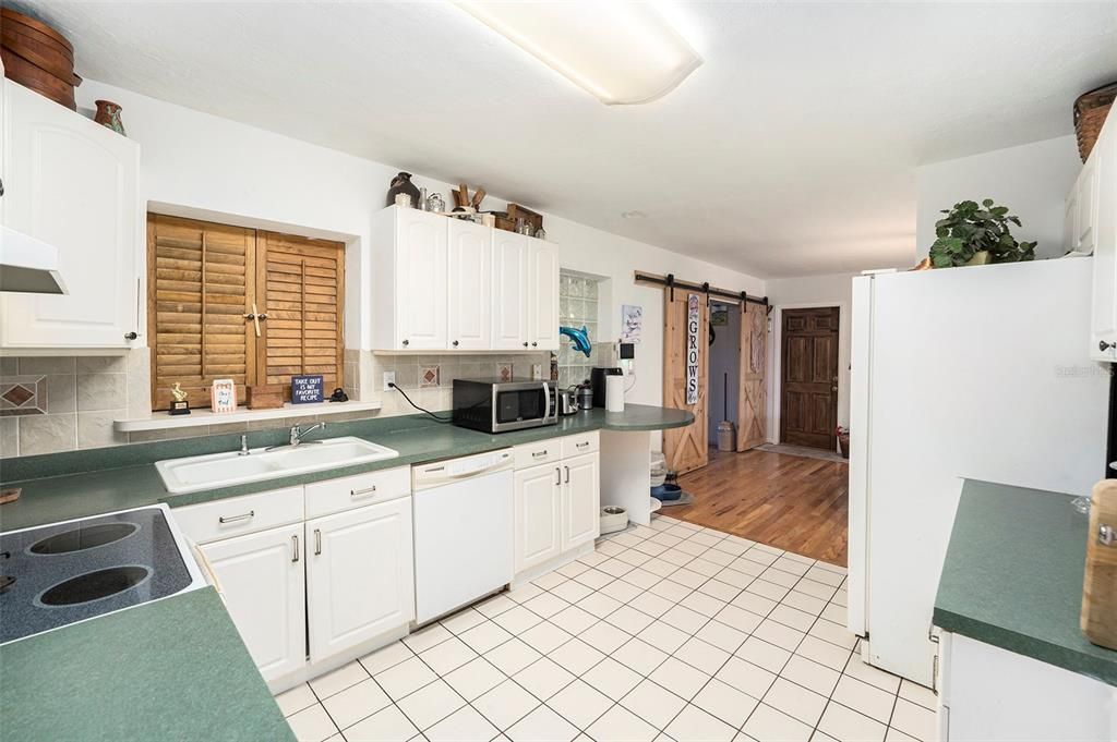 For Sale: $410,000 (3 beds, 2 baths, 1696 Square Feet)