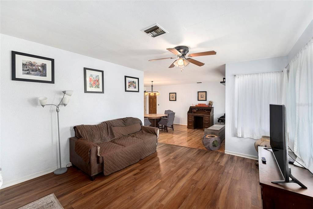 For Sale: $410,000 (3 beds, 2 baths, 1696 Square Feet)