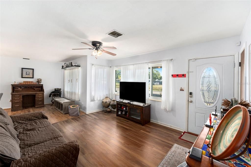 For Sale: $410,000 (3 beds, 2 baths, 1696 Square Feet)