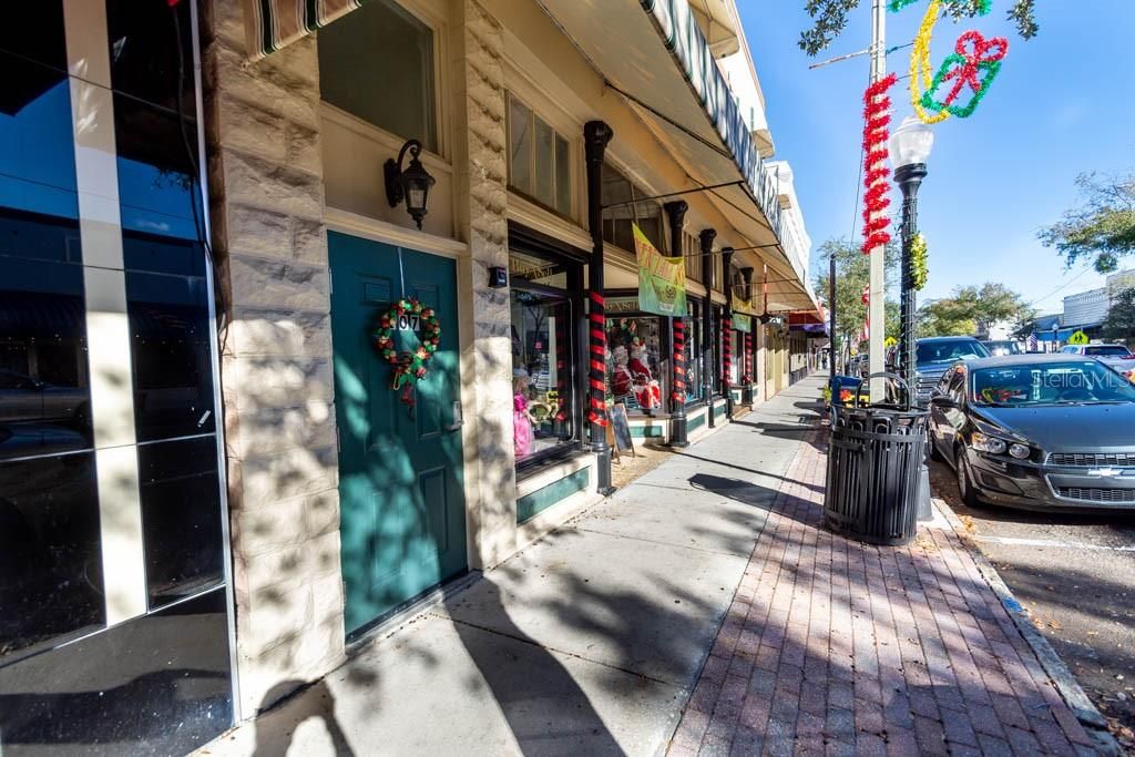 For Sale: $325,000 (2 beds, 2 baths, 980 Square Feet)