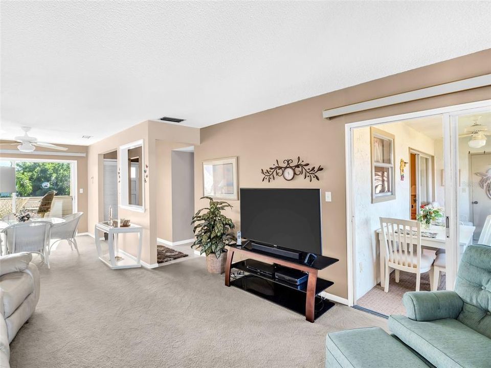 For Sale: $325,000 (2 beds, 2 baths, 980 Square Feet)