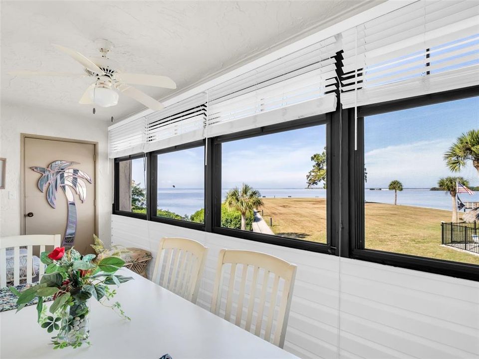 For Sale: $325,000 (2 beds, 2 baths, 980 Square Feet)