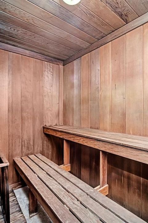 For Sale: $325,000 (2 beds, 2 baths, 980 Square Feet)