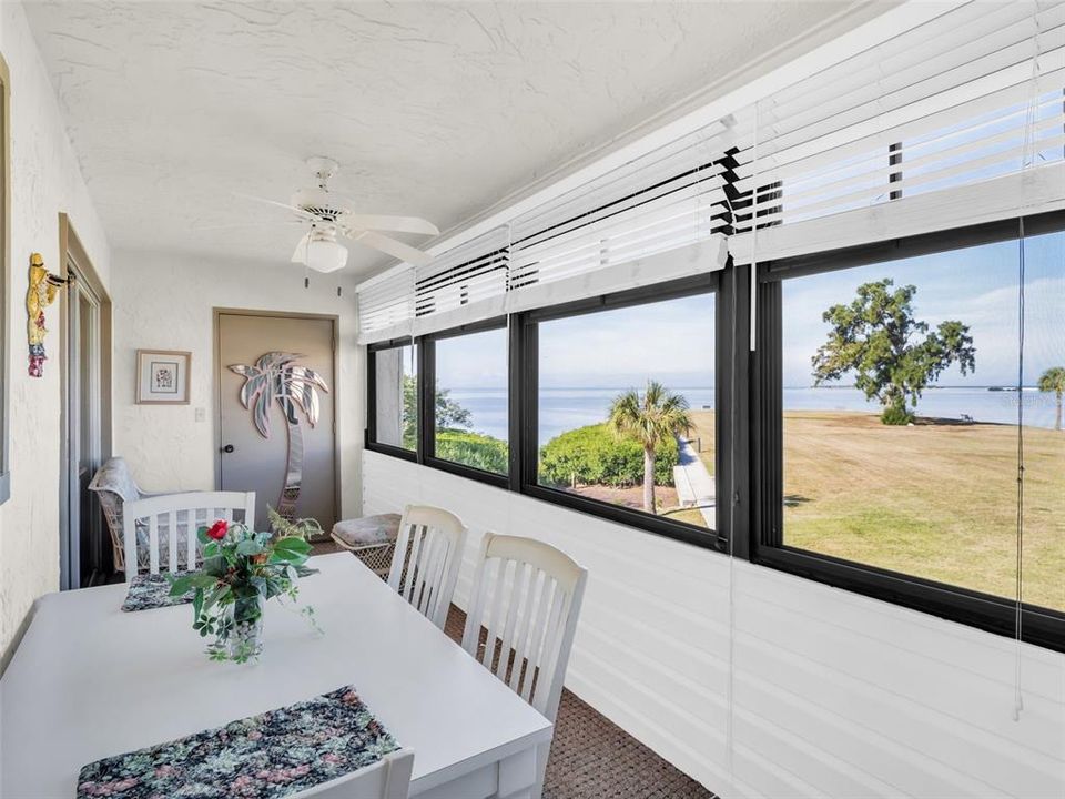 For Sale: $325,000 (2 beds, 2 baths, 980 Square Feet)