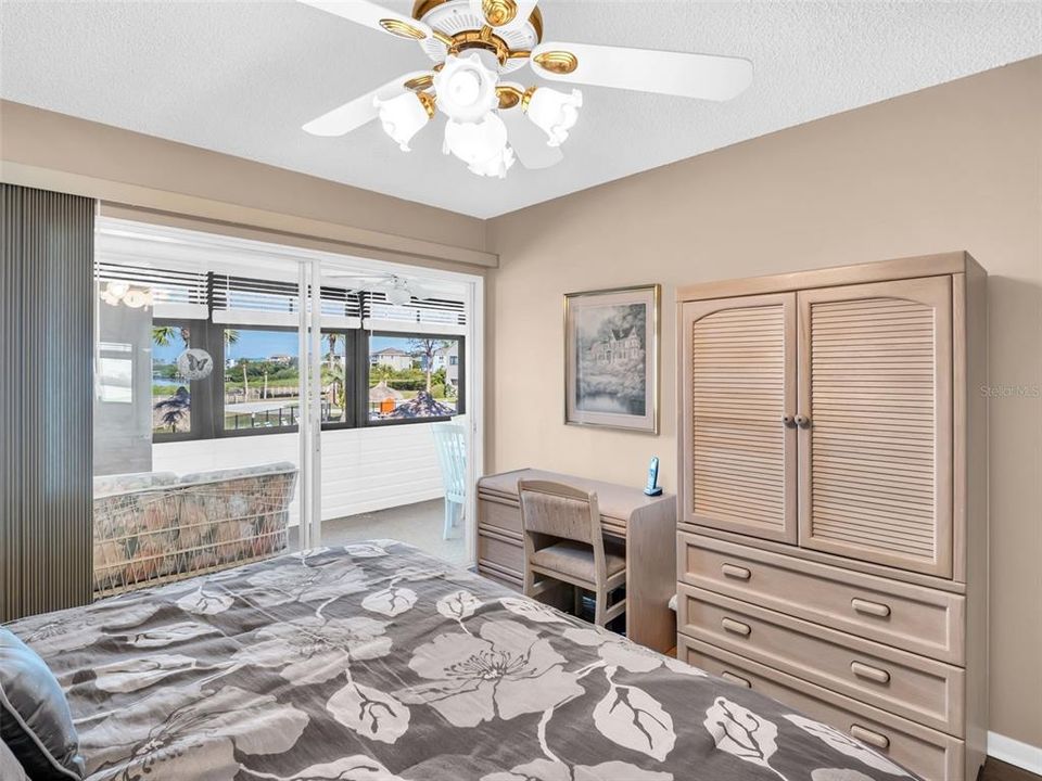 For Sale: $325,000 (2 beds, 2 baths, 980 Square Feet)