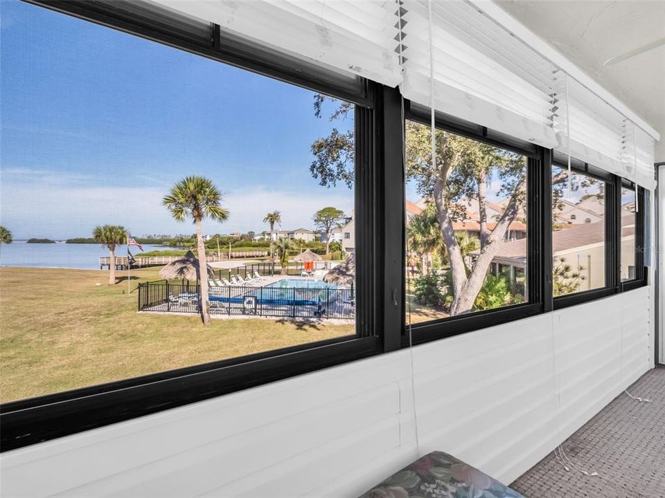 For Sale: $325,000 (2 beds, 2 baths, 980 Square Feet)