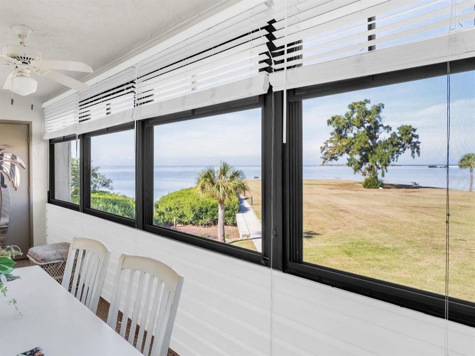 For Sale: $325,000 (2 beds, 2 baths, 980 Square Feet)