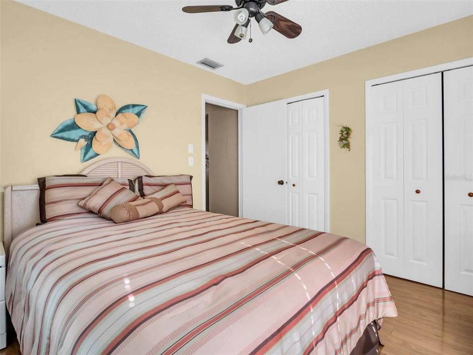 For Sale: $325,000 (2 beds, 2 baths, 980 Square Feet)