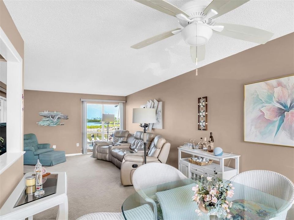 For Sale: $325,000 (2 beds, 2 baths, 980 Square Feet)