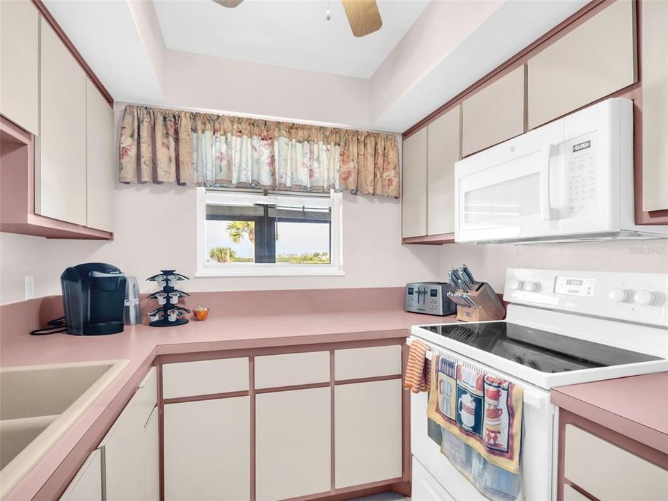 For Sale: $325,000 (2 beds, 2 baths, 980 Square Feet)