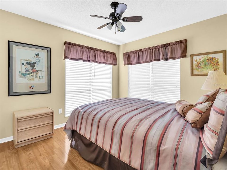 For Sale: $325,000 (2 beds, 2 baths, 980 Square Feet)