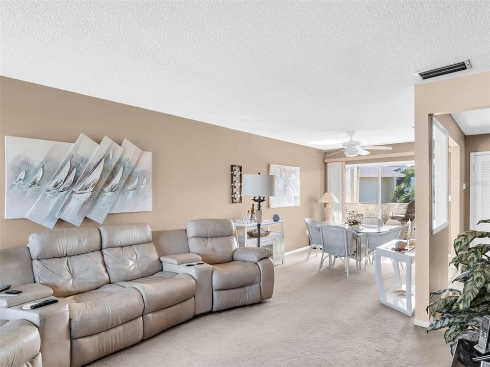 For Sale: $325,000 (2 beds, 2 baths, 980 Square Feet)