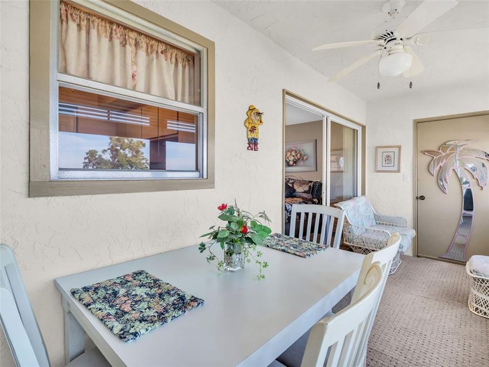 For Sale: $325,000 (2 beds, 2 baths, 980 Square Feet)