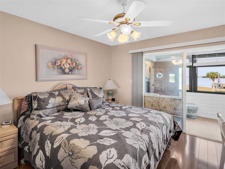 For Sale: $325,000 (2 beds, 2 baths, 980 Square Feet)