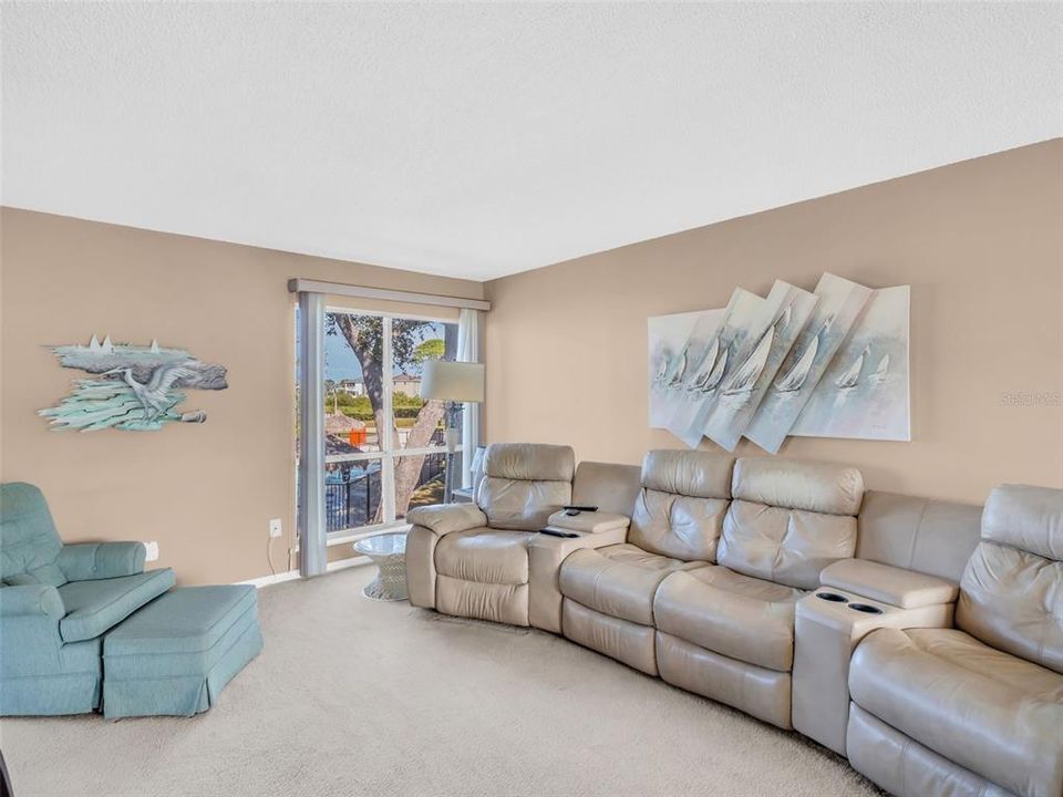 For Sale: $325,000 (2 beds, 2 baths, 980 Square Feet)