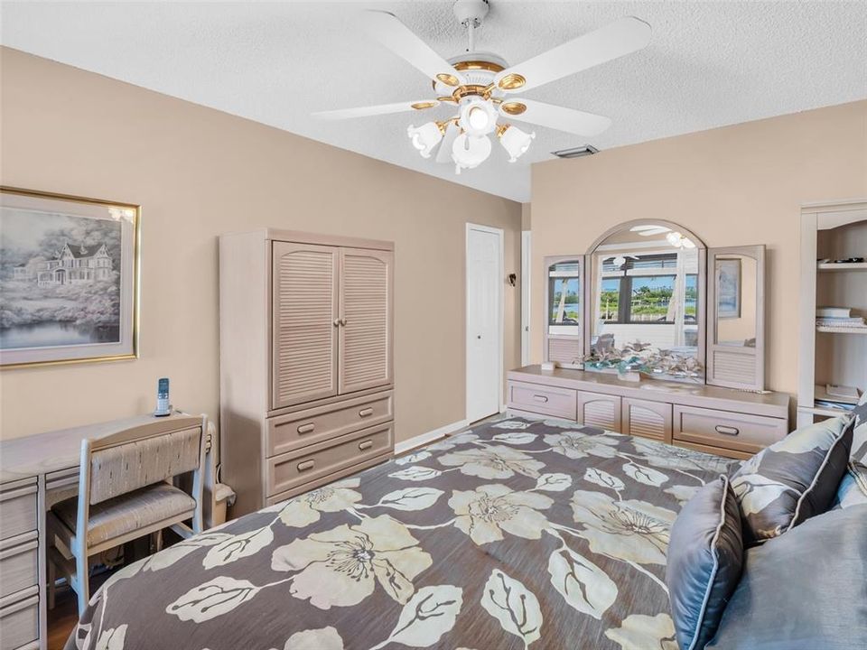 For Sale: $325,000 (2 beds, 2 baths, 980 Square Feet)