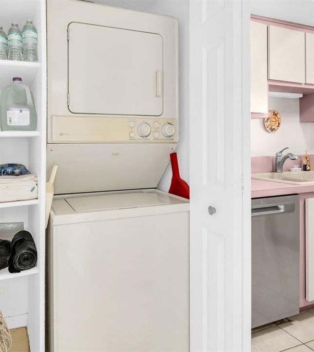 For Sale: $325,000 (2 beds, 2 baths, 980 Square Feet)