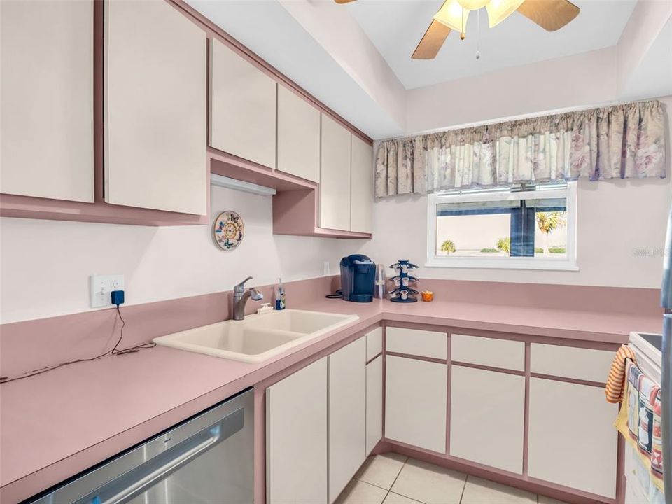 For Sale: $325,000 (2 beds, 2 baths, 980 Square Feet)