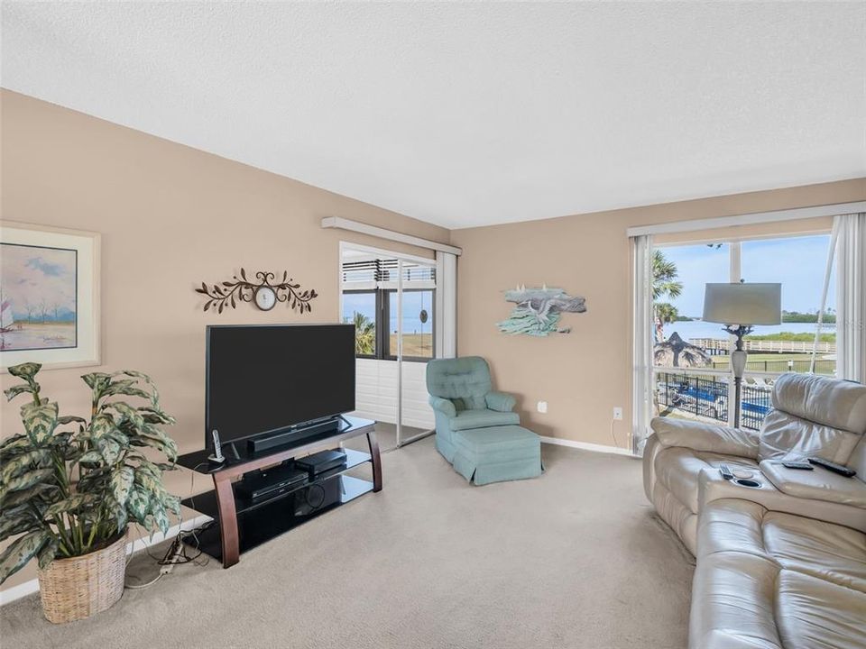 For Sale: $325,000 (2 beds, 2 baths, 980 Square Feet)