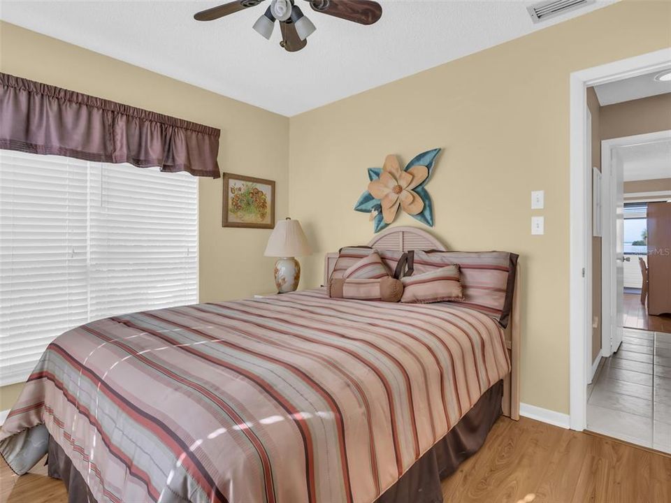 For Sale: $325,000 (2 beds, 2 baths, 980 Square Feet)