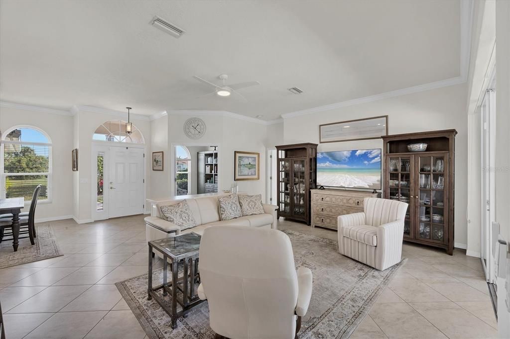 Под контрактом: $729,000 (3 спален, 2 ванн, 1926 Квадратных фут)