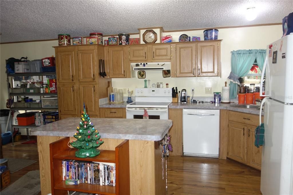 For Sale: $289,900 (3 beds, 2 baths, 1782 Square Feet)