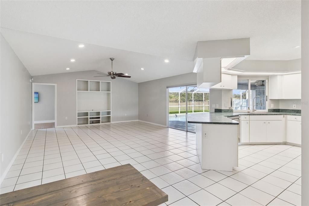 待售: $490,000 (5 贝兹, 3 浴室, 2732 平方英尺)