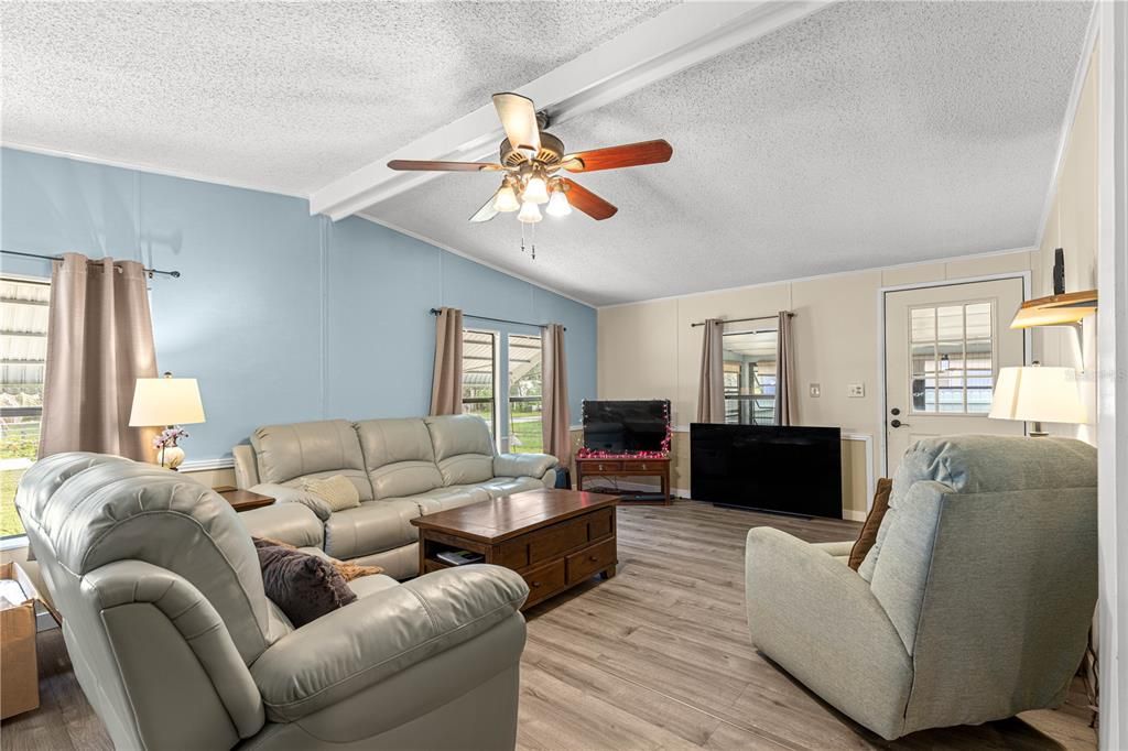 For Sale: $149,900 (2 beds, 2 baths, 1056 Square Feet)