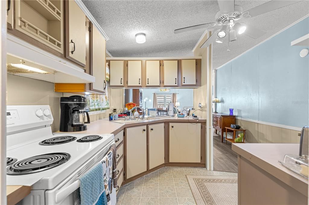 For Sale: $149,900 (2 beds, 2 baths, 1056 Square Feet)