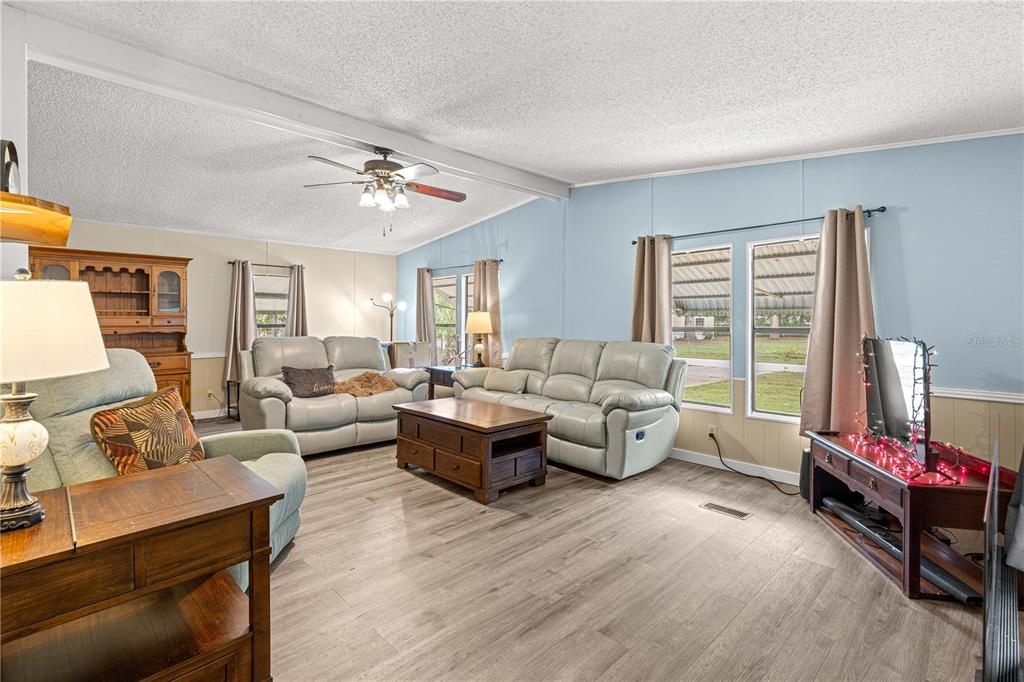 For Sale: $149,900 (2 beds, 2 baths, 1056 Square Feet)