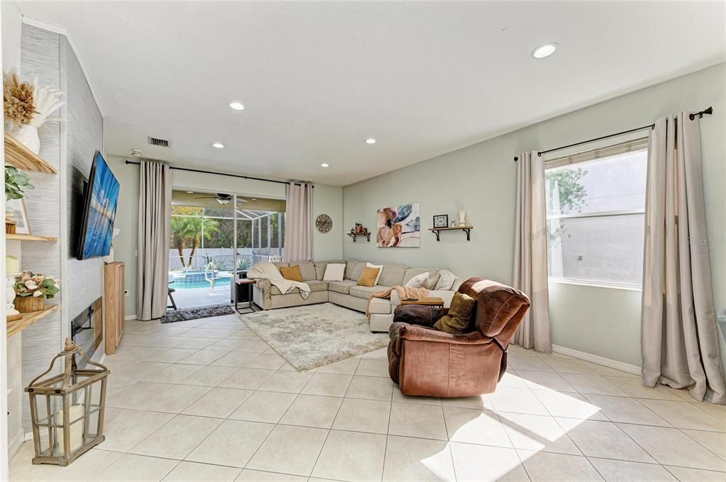 待售: $439,000 (3 贝兹, 2 浴室, 2035 平方英尺)