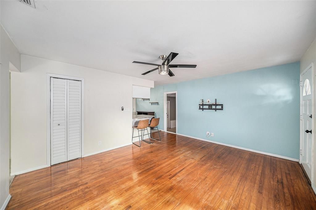 For Sale: $340,000 (3 beds, 2 baths, 912 Square Feet)