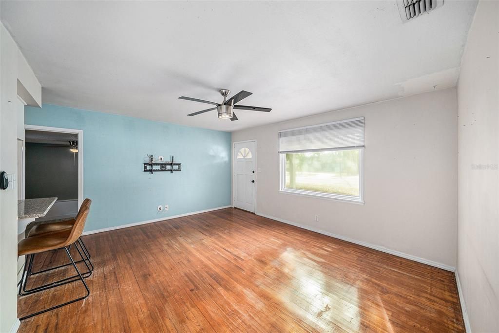 For Sale: $340,000 (3 beds, 2 baths, 912 Square Feet)