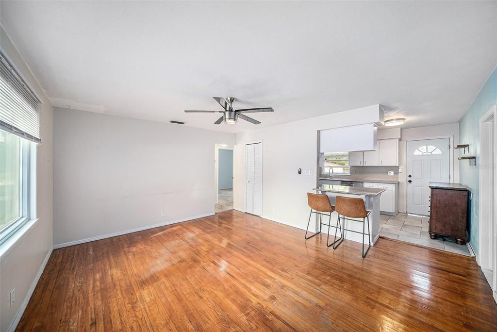 For Sale: $340,000 (3 beds, 2 baths, 912 Square Feet)